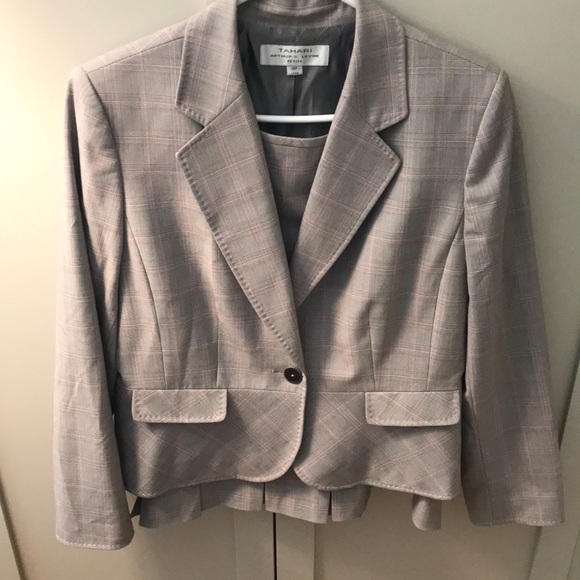Tahari Jackets & Blazers - Tahara Arthur S. Lavine 2 piece suit.